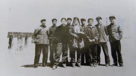 著名秦腔演员白贵平旧藏早期多人合影黑白照片。