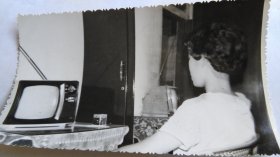 早期漂亮美女黑白照片，桌上摆放着黑白电视机。