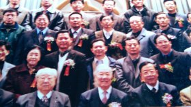 2002年北京大学社会学系建系20周年纪念合影照片，有费孝通等。