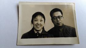 早期夫妻合影黑白照片。