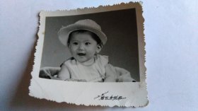 早期可爱的儿童厚相纸黑白照片。