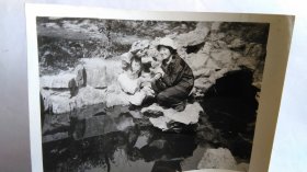 1980年水塘边的美女黑白照片1。