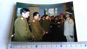 某杂志社旧藏早期“首长观看新式军服”彩色照片12，带底片。