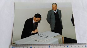 早期领导在嘉宾薄签名照片。