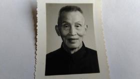 早期上海大新文化老人黑白照片。（铁盒内）