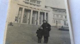 早期61年在北京民族文化馆前留影黑白照片。