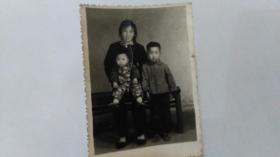 早期母子三人合影黑白照片。