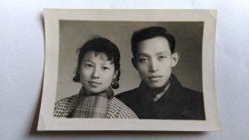 1964年夫妇合影黑白照片。