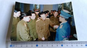 某杂志社旧藏早期“首长观看新式军服”彩色照片8，带底片。