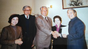 原北京大学党委书记王学珍早期与罗豪才等合影照片1。