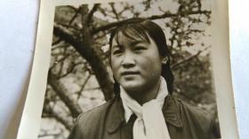 著名秦腔演员白贵平旧藏早期美女黑白照片。