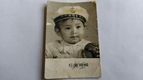 早期戴海军帽的儿童黑白照片。