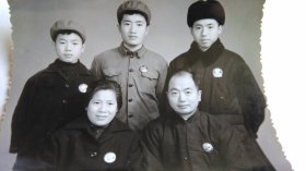 早期戴像章的一家人黑白照片。