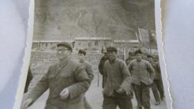 著名秦腔演员白贵平旧藏早期行走黑白照片。