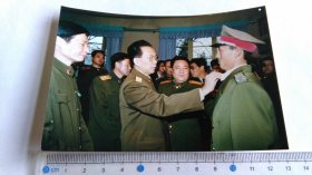 某杂志社旧藏早期“首长观看新式军服”彩色照片7，带底片。
