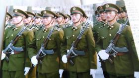 某杂志社旧藏早期男兵方队阅兵彩色照片1。