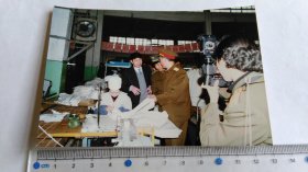 某杂志社旧藏早期检查参观新式军服生产车间彩色照片，带底片。