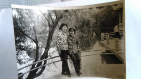 1980年水塘边的美女黑白照片。