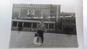 早期广场上戴像章的女孩厚相纸小黑白照片。