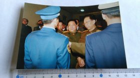 某杂志社旧藏早期“首长观看新式军服”彩色照片13，带底片。