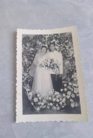 50年代华侨结婚现场鲜花夫妻老照片