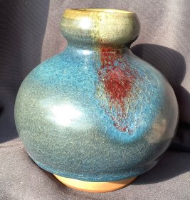 钧窑瓷瓶，器型特殊，腹径14.5厘米，高14.5厘米，实物自然光下拍摄，行家自鉴。