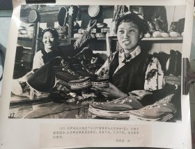 【70-80年代新闻展览照片-30*25.5】～“拉萨城关区-售货员-瓦普赤”