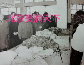 1983年邓小平视察上海虹口区曲阳新村知青全作商店了解蔬菜市场状况