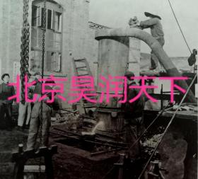 1958年北京定型机械厂工人在大炼钢铁