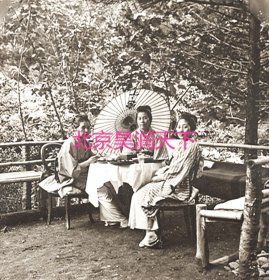 日本女士在日本堂岛茶馆吃午餐 1901年