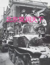 1949年山西太原鼓楼街中央银行前停着攻入太原的解放军轻型坦克车