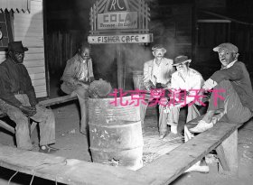 周六晚上，佛罗里达州贝尔格莱德黑人区的一条街道上黑人劳工坐在火堆前 1941年
