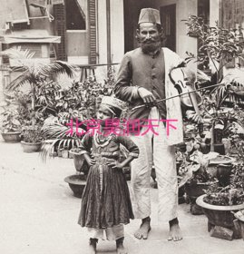 香港街头的印度街头艺人和他的孩子 1900年
