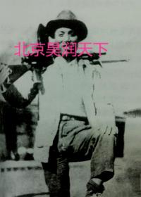 新四军南通警卫团副参谋长贾鸿钧肩扛反清乡战斗中缴获的日军九六式轻机枪