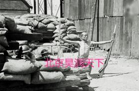 1937年一国军战士举着刀枪与日本鬼子对峙