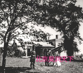 1857年英格兰人在庭院中玩望远镜