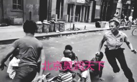 1978年纽约女警察与孩子们玩耍