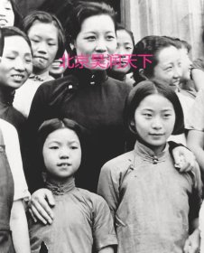 宋美龄在汉口一家孤儿院与孩子们在一起