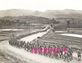中国远征军沿着滇缅公路的狭窄路段向萨尔温江前线的战线行进 1943年