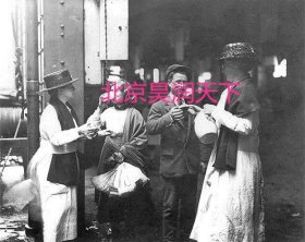 美国红十字会妇女为新抵达的移民提供食物和饮料 1910年