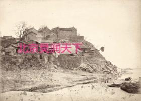 1874年湖北鸡冠石村，房子都聚集在一座寺庙下，四周环绕着墙壁，屋顶上有屋脊装饰，寺庙建于明朝