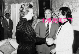 1980年代张爱萍和夫人李又兰出访期间与英国首相撒切尔握手交谈