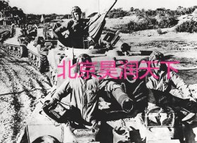 中国军人驾驶M4A4谢尔曼坦克驶入缅北