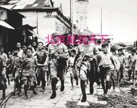 光复仰光的新1军士兵被孩子们簇拥追随