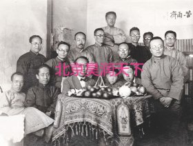 苦雨斋的大师们 前排左起：张凤举、俞平伯、马廉、马豫、马鉴、钱玄同； 后排左起：沈尹默、徐祖正、周作人、沈士远、刘半农、马裕藻、黎世衡、沈兼士、湛亚达