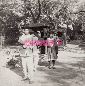 康格部长坐着中国轿子离开美国驻北京公使馆 1901年