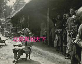 1910年四川某地抽旱烟的老妇