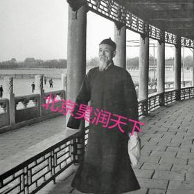 1946年北平：准备去溜冰的老人