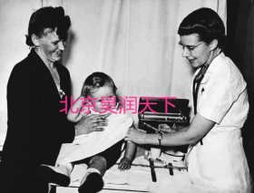 1946年加拿大多伦多市一名护士在给儿童注射疫苗，从此威胁生命的天花、麻疹、甲型流感得到有效控制
