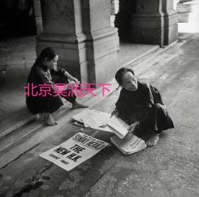 1945年抗战胜利后香港街头卖英文报纸的妇女